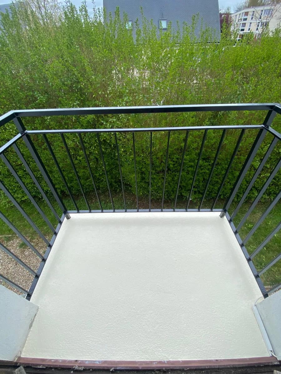 Même sol de balcon après remise en peinture