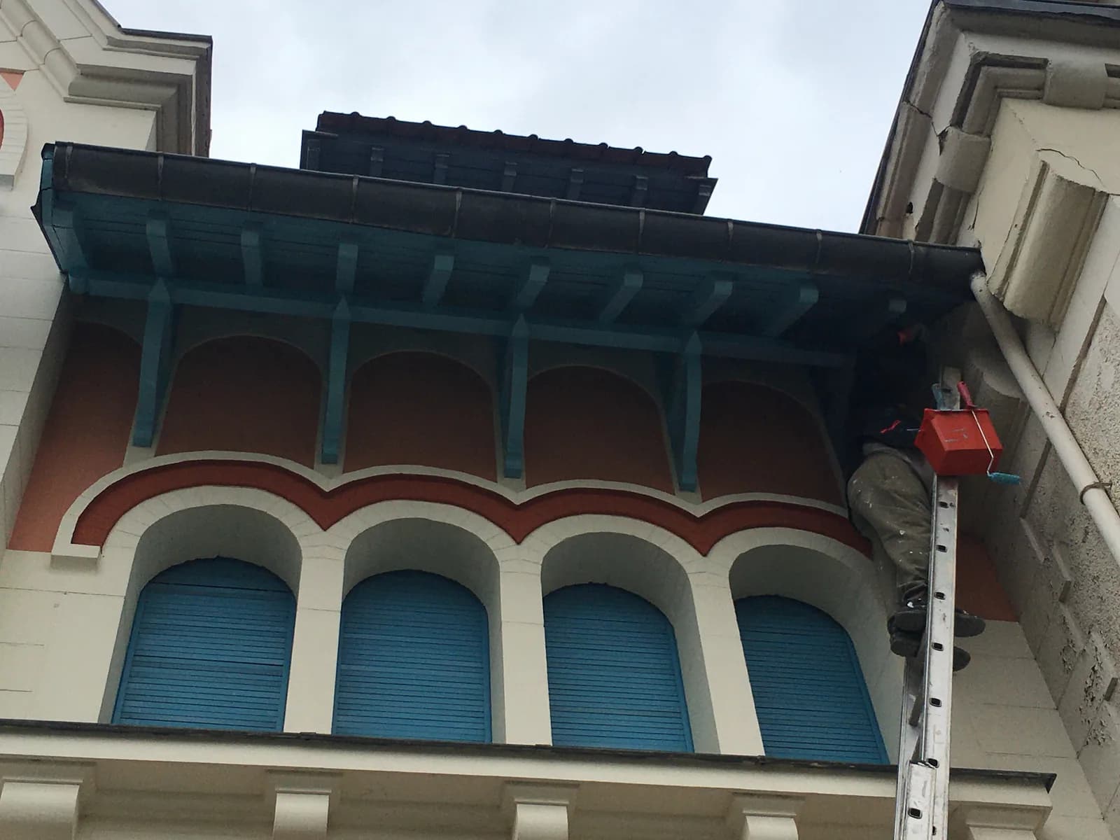 Boiseries extérieures peintes sur une façade ancienne