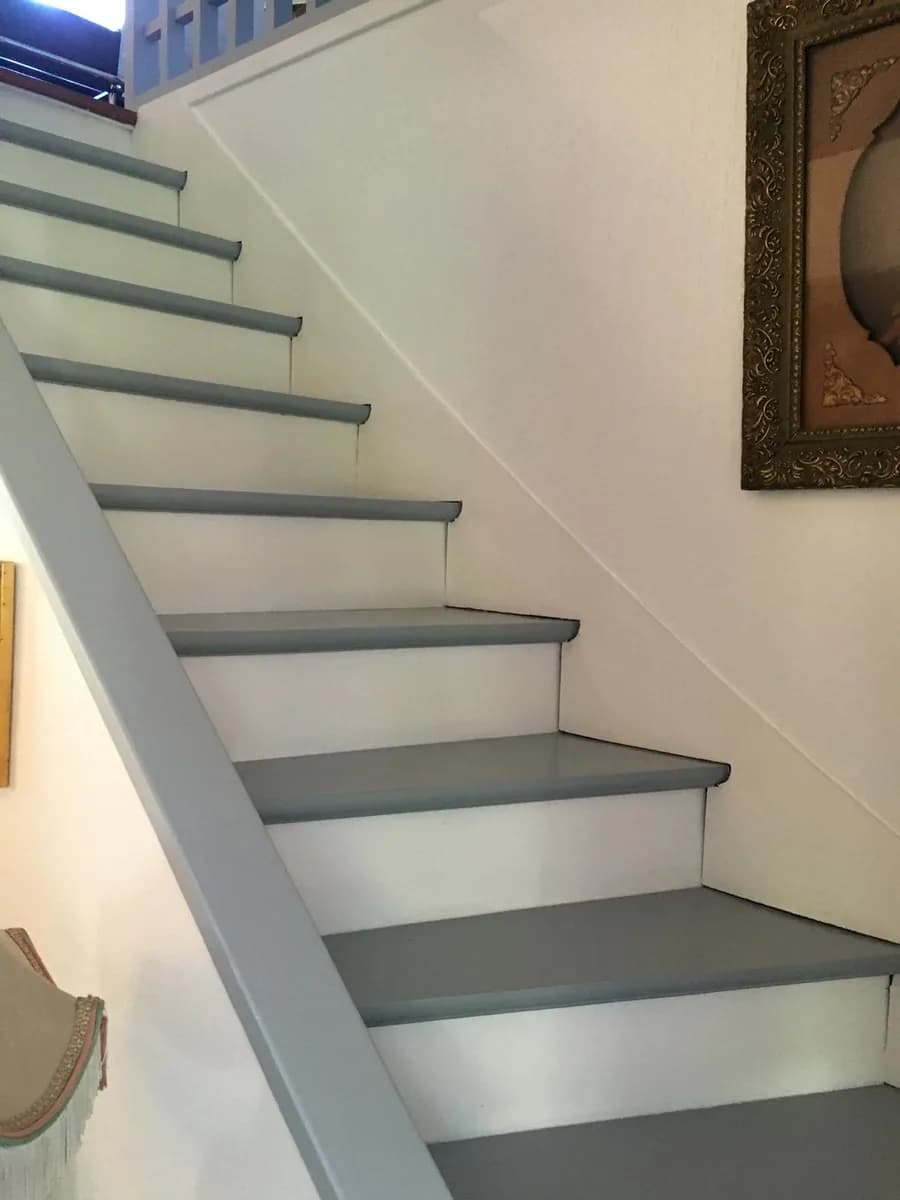 Escalier intérieur gris et blanc après mise en peinture