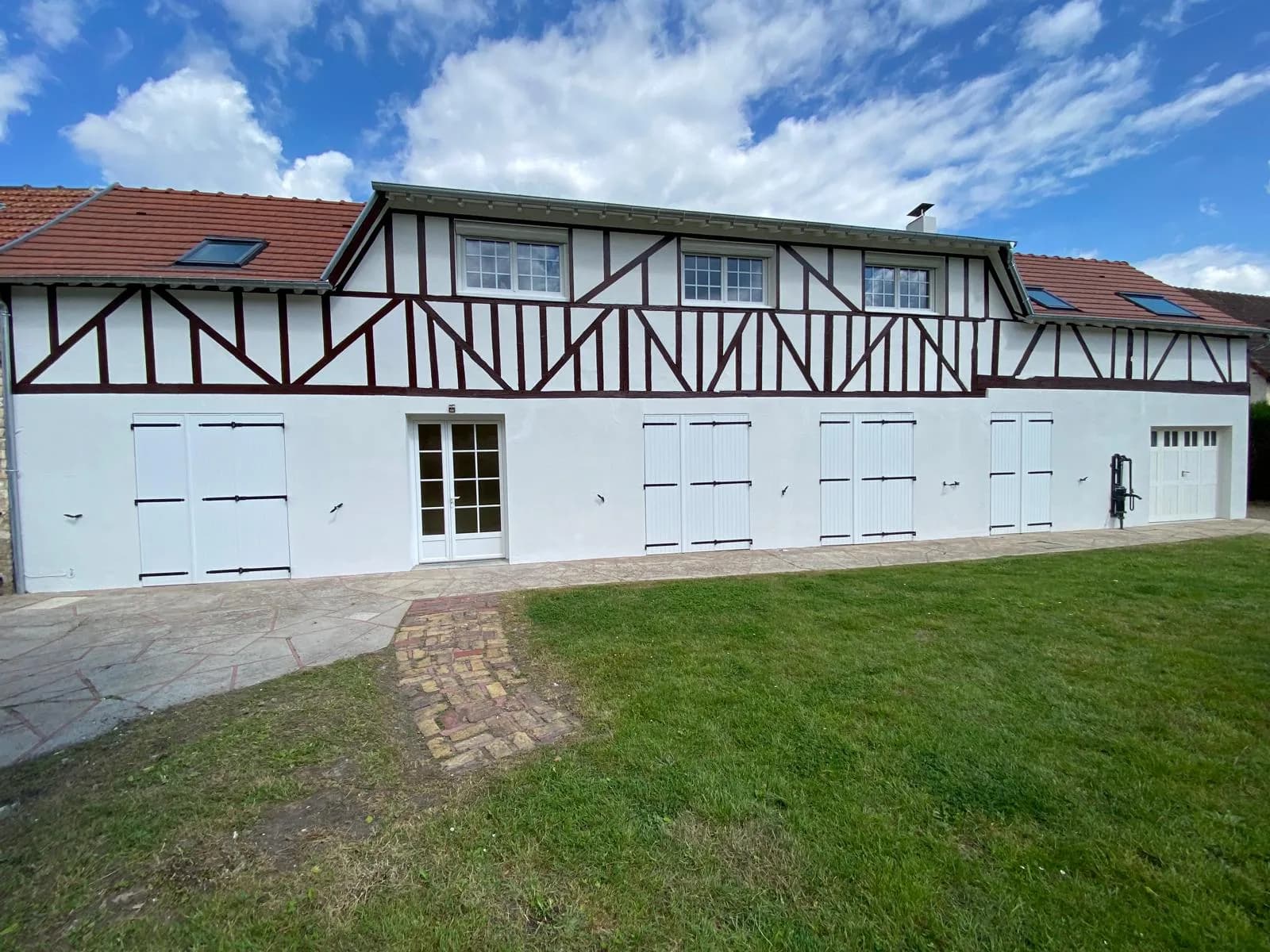 Façade à colombages après remise en peinture
