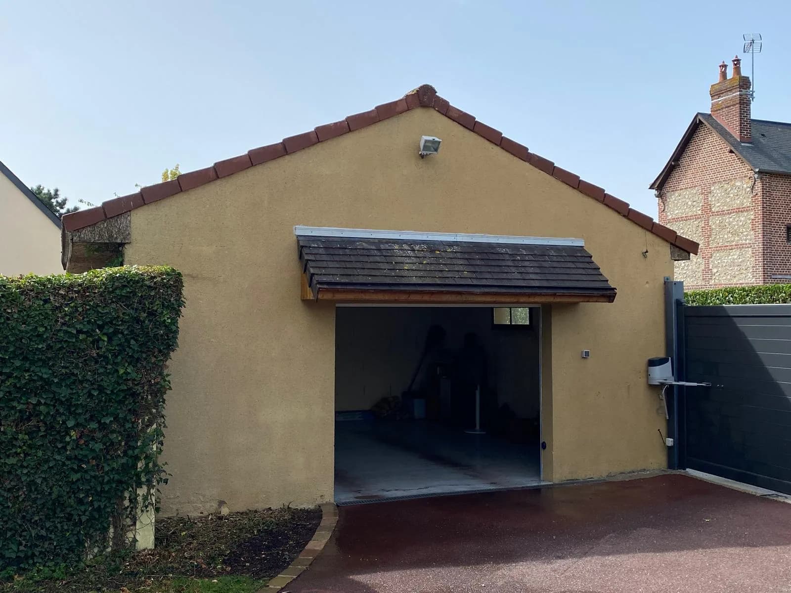 Même façade de garage après remise en peinture