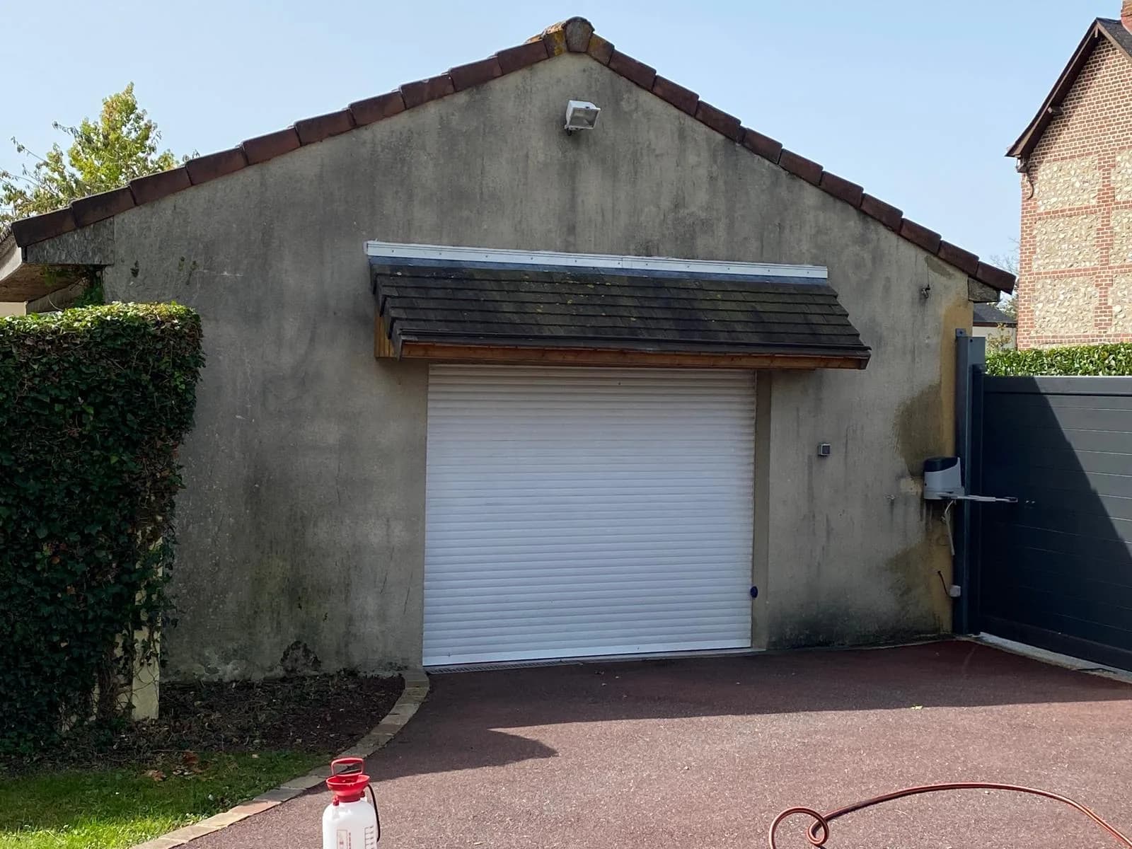 Façade de garage marquée avant remise en peinture