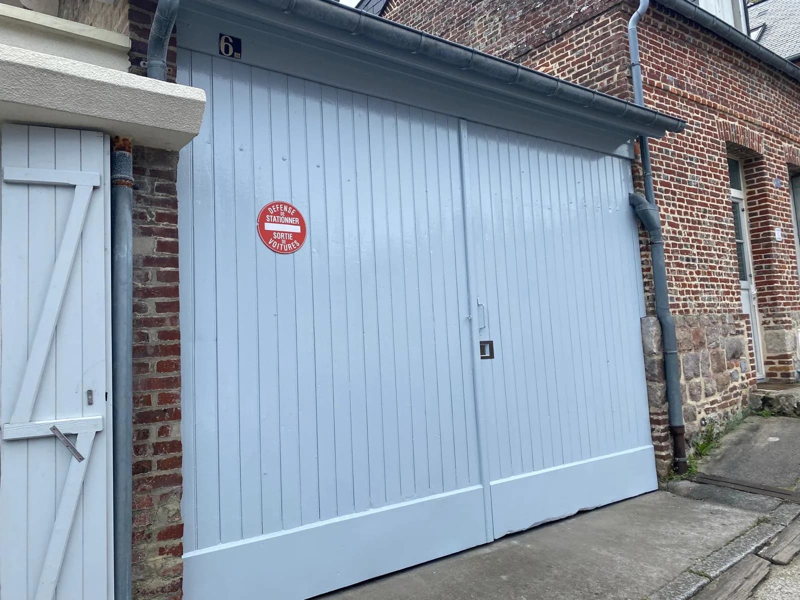 Porte de garage après remise en peinture