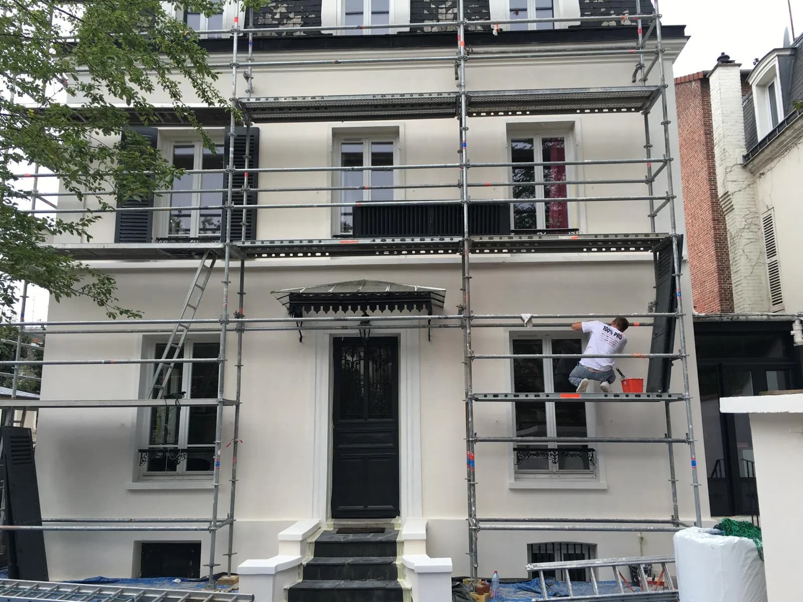 Application de peinture pendant un ravalement de façade