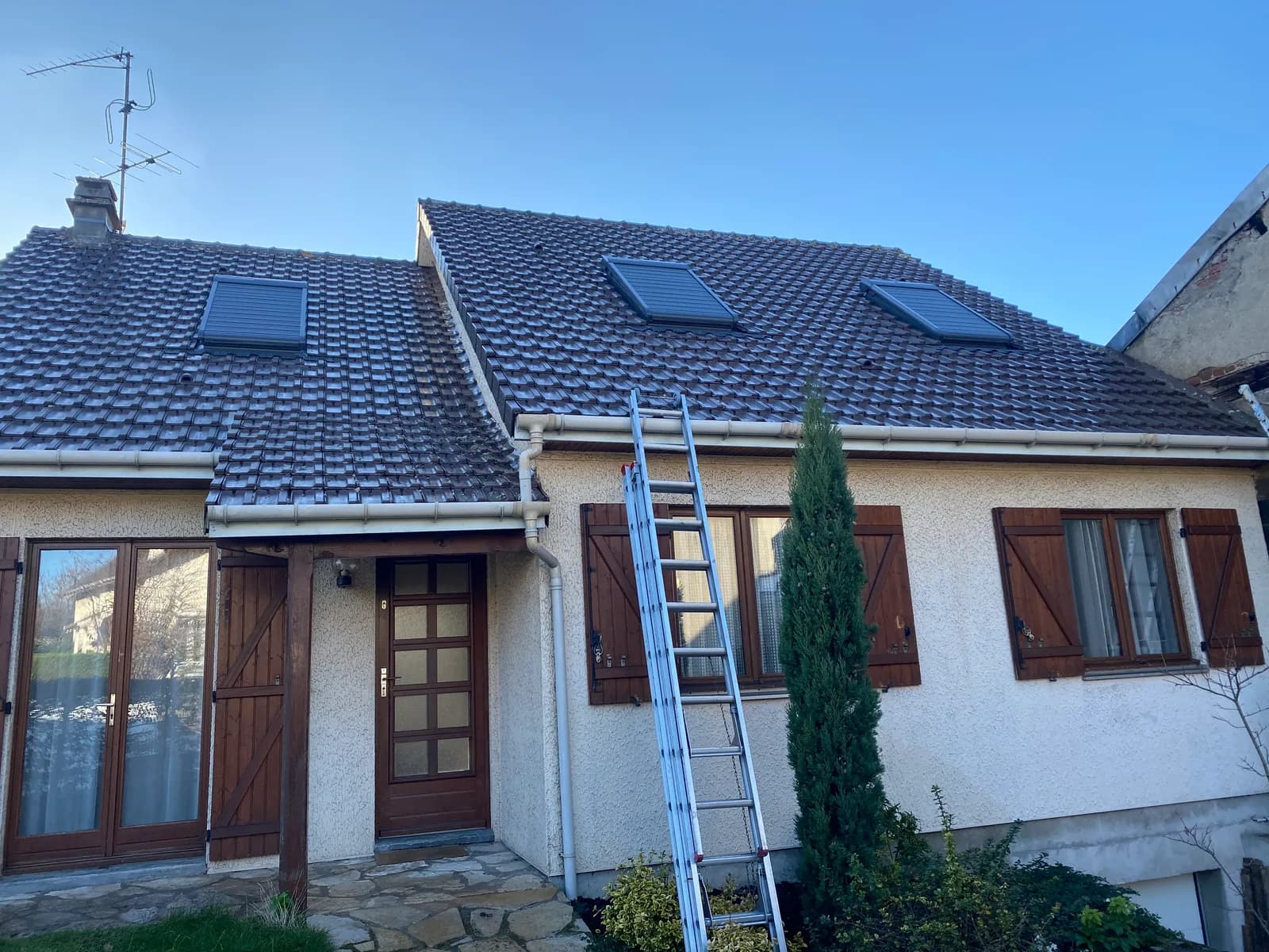 Même toiture après nettoyage léger